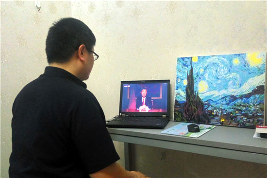 北京大學(xué)國(guó)際關(guān)系學(xué)院臺(tái)灣籍博士生張立齊通過(guò)網(wǎng)絡(luò)觀看國(guó)家主席習(xí)近平的新年賀詞。受訪者供圖