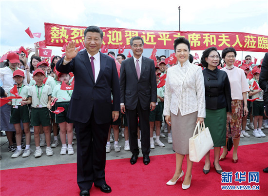 2017年6月29日，習(xí)近平乘專機(jī)抵達(dá)香港，這是習(xí)近平和夫人彭麗媛在機(jī)場(chǎng)向歡迎的人群致意。新華社記者蘭紅光 攝