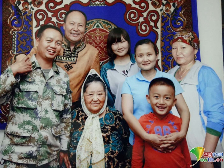 張鴻宇一家和哈麗達“媽媽”在一起。本人供圖