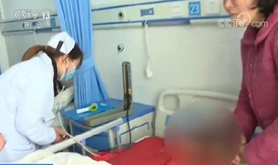 積雪壓塌大棚 安徽明光市民合力解救被困女童 積雪壓塌大棚 安徽明光市民合力解救被困女童