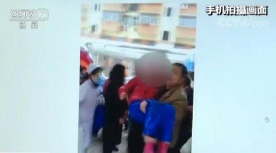 積雪壓塌大棚 安徽明光市民合力解救被困女童 積雪壓塌大棚 安徽明光市民合力解救被困女童