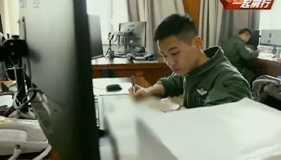 空軍某部飛行員白龍 空軍某部飛行員白龍