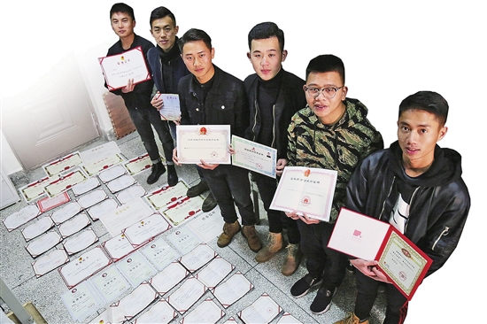 云藝有個(gè)“學(xué)霸宿舍” 3年獲獎(jiǎng)近百份獎(jiǎng)金近18萬元 云藝有個(gè)“學(xué)霸宿舍” 3年獲獎(jiǎng)近百份獎(jiǎng)金近18萬元