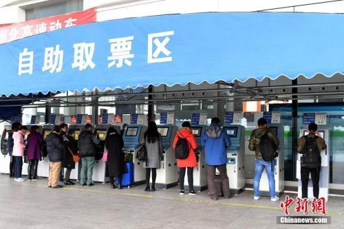 成都火車東站自助取票區(qū)。