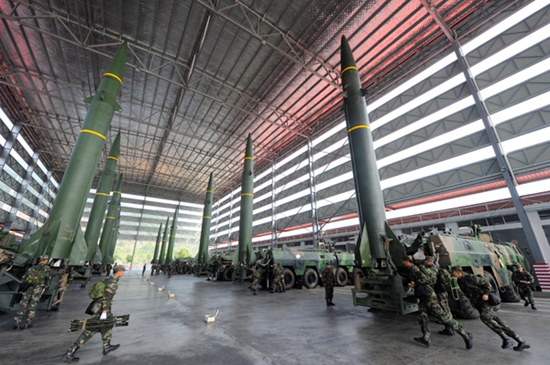 【黨的十九大精神進(jìn)軍營】風(fēng)雨礪劍！火箭兵枕戈待旦只為導(dǎo)彈騰飛