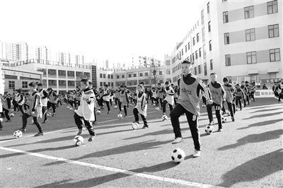 河北省秦皇島市海港區(qū)第二屆校園足球文化節(jié)近日舉行。圖為孩子們正在表演自編的大型足球操。　王樹(shù)輝 陳旭 攝