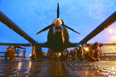 夜幕下的“長鷹”系列某型號(hào)無人機(jī)。