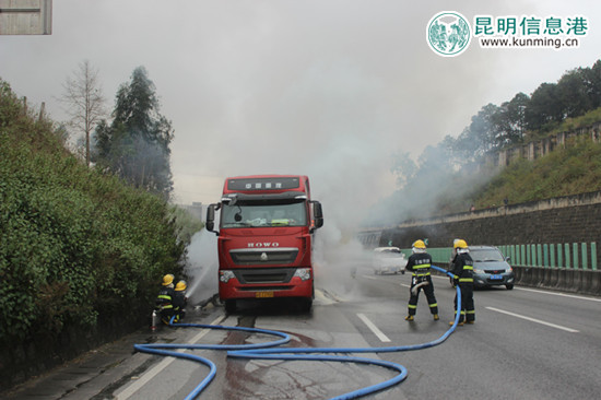 掛車輪胎爆炸致車輛著火 保山消防快速營救
