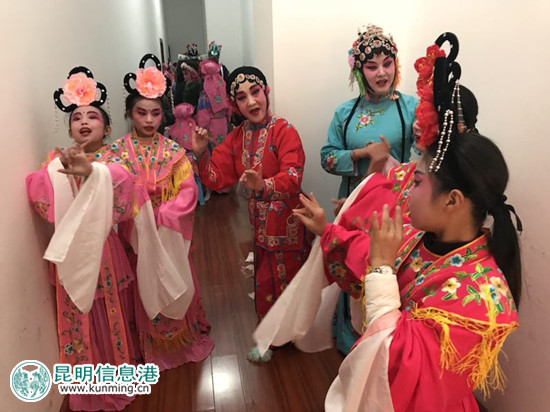 老藝術(shù)家們和官渡區(qū)云溪小學(xué)的學(xué)生一起為大家呈現(xiàn)了精彩的滇劇表演