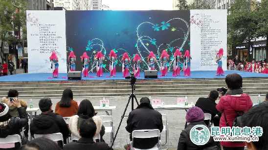 閉幕式上的文藝演出吸引眾多市民駐足觀看 閉幕式上的文藝演出吸引眾多市民駐足觀看