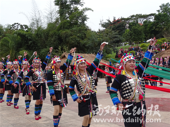 勐臘慶祝嘎湯帕節(jié) 再現(xiàn)搓線紡線織布舂粑粑等生活場景 勐臘慶祝嘎湯帕節(jié) 再現(xiàn)搓線紡線織布舂粑粑等生活場景