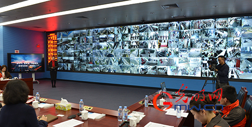 工作人員向媒體團(tuán)介紹深圳寶安區(qū)新型智慧城市治理系統(tǒng)