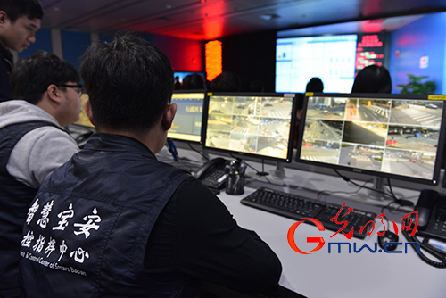 智慧寶安管控指揮中心工作人員觀看監(jiān)控畫面