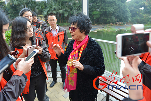 記者采訪寶安區(qū)海裕社區(qū)居民