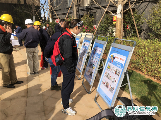 通過設(shè)立安全知識展板，提升市民乘坐電梯的安全知識