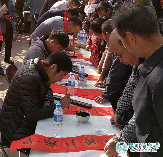 翠湖公園和雅鵬書院“迎新春·送春聯(lián)” 一天送出春聯(lián)1000多幅