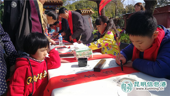 翠湖公園和雅鵬書院“迎新春·送春聯(lián)” 一天送出春聯(lián)1000多幅
