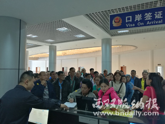 近600人組成的旅游團隊順利從磨憨口岸入境 近600人組成的旅游團隊順利從磨憨口岸入境