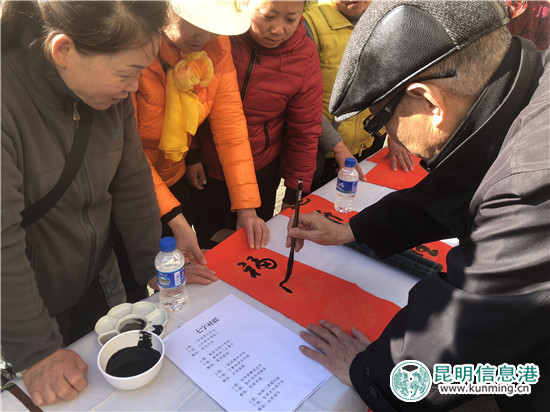官渡星宇社區(qū)：13名書畫家揮毫潑墨為居民送祝福