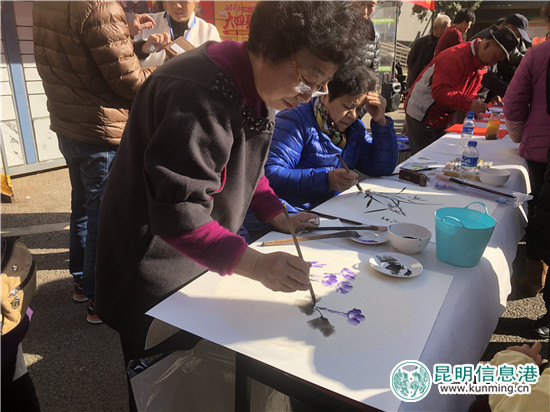 官渡星宇社區(qū)：13名書畫家揮毫潑墨為居民送祝福