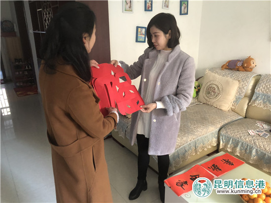 官渡星宇社區(qū)：13名書畫家揮毫潑墨為居民送祝福