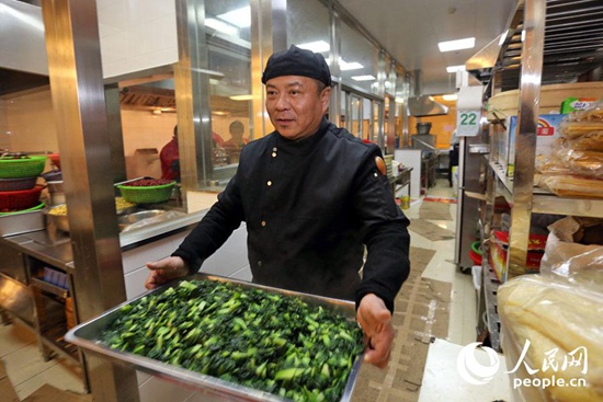 上海靜安寺臘八節(jié)免費(fèi)施粥 市民清晨排隊(duì)吃粥沾福氣