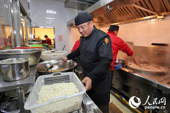 上海靜安寺臘八節(jié)免費(fèi)施粥 市民清晨排隊(duì)吃粥沾福氣