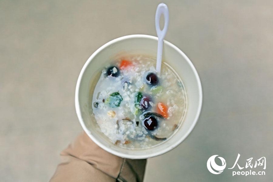 上海靜安寺臘八節(jié)免費(fèi)施粥 市民清晨排隊(duì)吃粥沾福氣