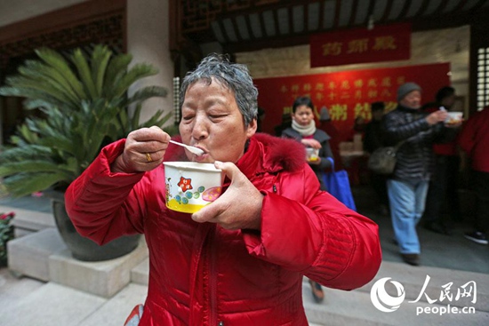 上海靜安寺臘八節(jié)免費(fèi)施粥 市民清晨排隊(duì)吃粥沾福氣