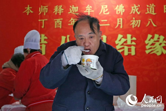 上海靜安寺臘八節(jié)免費(fèi)施粥 市民清晨排隊(duì)吃粥沾福氣