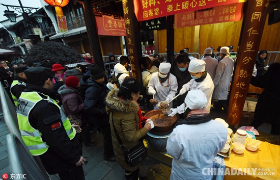 “臘八”到！各地民眾趕早排隊喝臘八粥