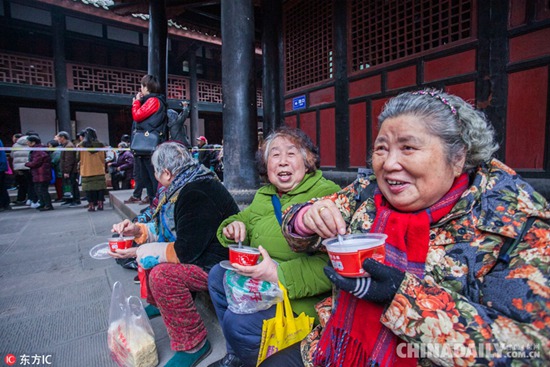 “臘八”到！各地民眾趕早排隊喝臘八粥