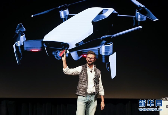 2018年1月23日大疆在紐約發(fā)布新款無人機Mavic Air。