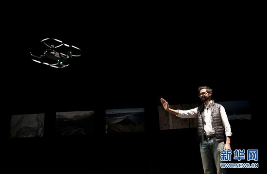 大疆公司戰(zhàn)略合作總監(jiān)邁克·佩里在發(fā)布會上介紹新款無人機Mavic Air。