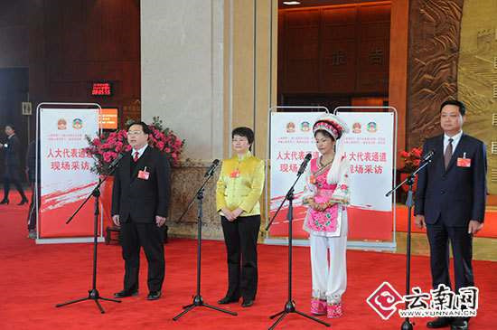 云南兩會(huì)首設(shè)“代表通道” 人大代表現(xiàn)場(chǎng)談履職話發(fā)展謀思路 云南兩會(huì)首設(shè)“代表通道” 人大代表現(xiàn)場(chǎng)談履職話發(fā)展謀思路