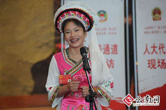 云南兩會(huì)首設(shè)“代表通道” 人大代表現(xiàn)場(chǎng)談履職話發(fā)展謀思路 云南兩會(huì)首設(shè)“代表通道” 人大代表現(xiàn)場(chǎng)談履職話發(fā)展謀思路