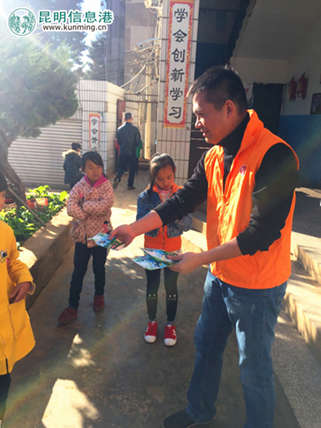 陳李濟(jì)工作人員給孩子們發(fā)放物品