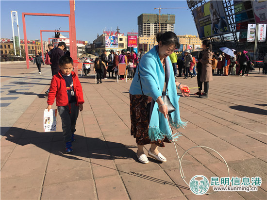 官渡區(qū)新亞洲體育城社區(qū)舉行游園活動 老少歡聚樂開懷 官渡區(qū)新亞洲體育城社區(qū)舉行游園活動 老少歡聚樂開懷