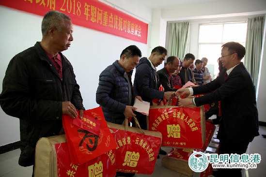 慰問(wèn)團(tuán)領(lǐng)導(dǎo)向優(yōu)撫對(duì)象贈(zèng)送慰問(wèn)品和慰問(wèn)金。