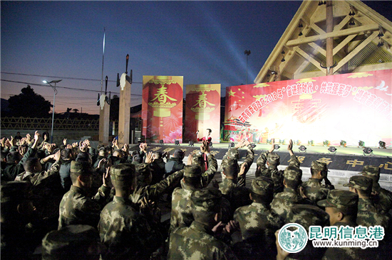 演員與官兵互動(dòng)。