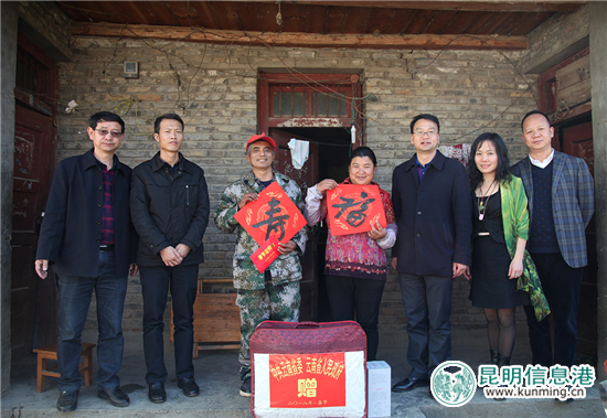 慰問團領導向重點優(yōu)撫對象贈送慰問品和慰問金。