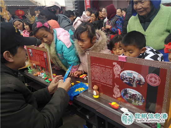 非物質(zhì)文化傳統(tǒng)技藝引孩子圍觀