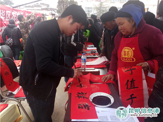 云南省青少年書法協(xié)會的書法家們現(xiàn)場書寫春聯(lián)