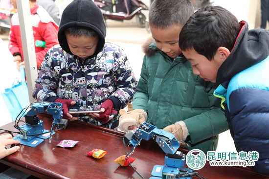 機(jī)器人產(chǎn)品吸引了不少小朋友的眼球