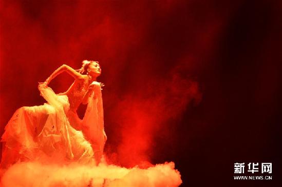 1月29日，楊麗萍在舞劇《孔雀之冬》中演出。