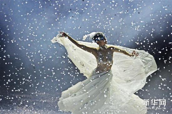 1月29日，楊麗萍在舞劇《孔雀之冬》中演出。