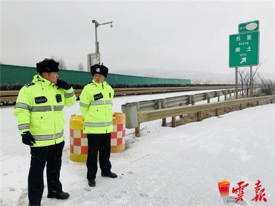 曲靖轄區(qū)降溫降雪多路段結冰封路