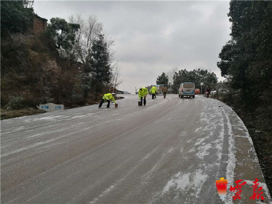 曲靖轄區(qū)降溫降雪多路段結冰封路