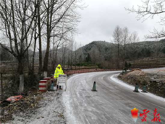 曲靖轄區(qū)降溫降雪多路段結冰封路