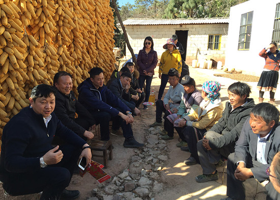 昆明農(nóng)投公司黨委帶領(lǐng)員工與祿勸縣屏山街道大龍?zhí)洞遑毨舸傧ソ徽劇? align=